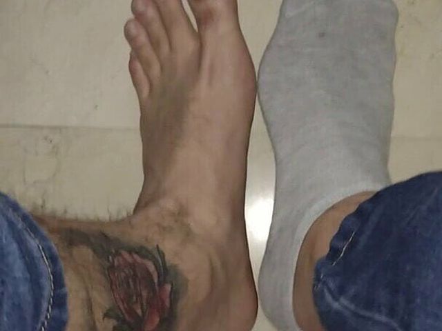 Man Makes Foot Video for Fetishists (Tomas Styl)