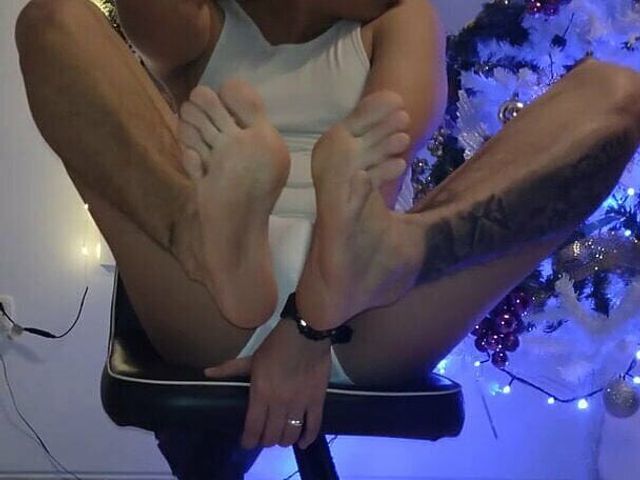 Latino in Boxer Shows Feet for Xhamter (Tomas Styl)