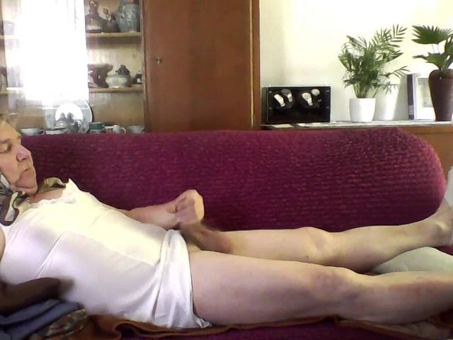 Andreas Jerks off with a Headscarf and Underskirt (Andi geil)