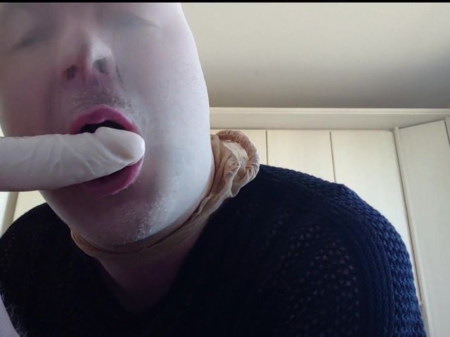 Nylonface Blows a Fat Dildo (Carmen_Nylonjunge)