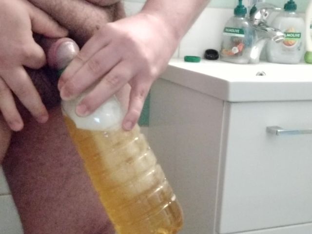 Superchub Master Pisses 1 Liter of Sweet Sweet Honeynectar. (BigFucker)