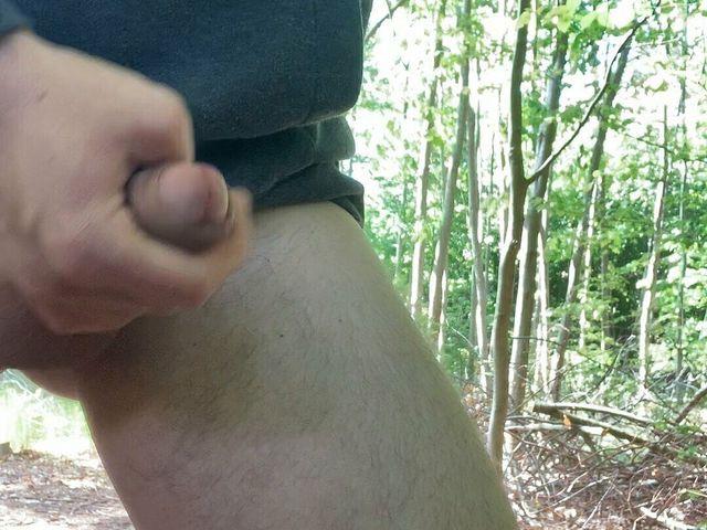 Young boy masturbates and cums in the forest (Apomit)