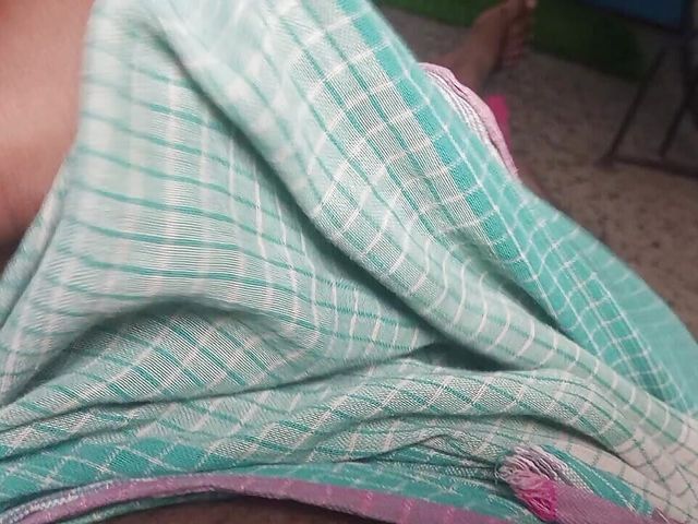 Bhabhi's Pussy Looks Hot in Red Saree (Desi sex me)